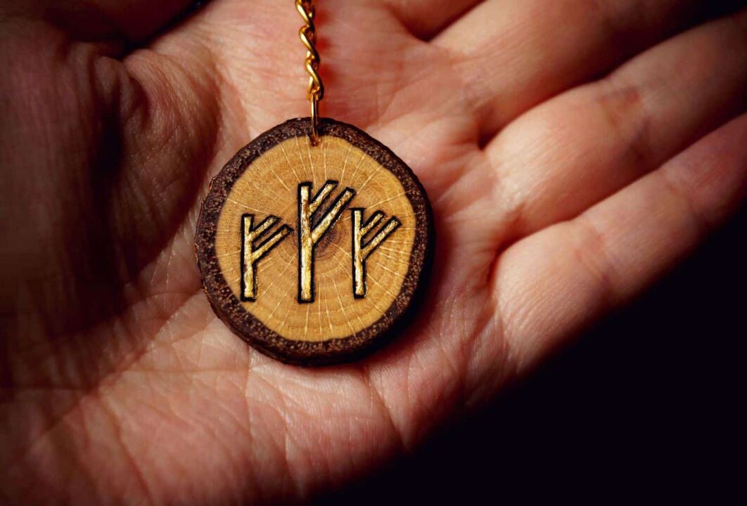 Oak Money Amulet Keychain Triple Fehu